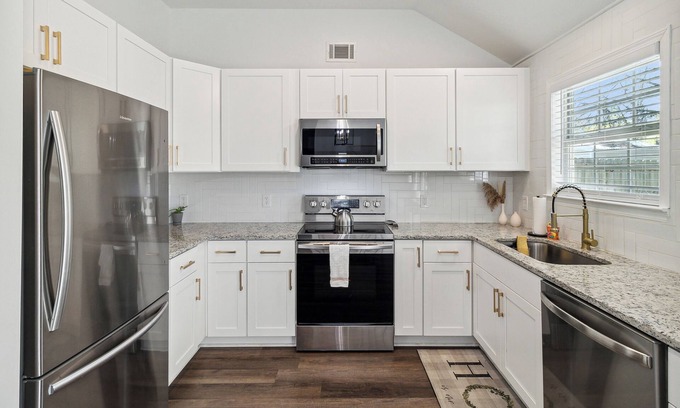 Savannah Casa | Boho Chic Retreat Savannah/Dog Friendly/3 BD/2 BATH