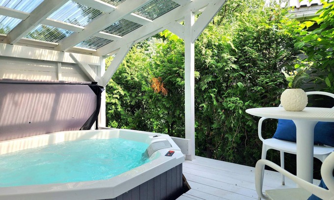Quartier 5-4 Apartamento | Boho Chic Tiny House Hot Tub EV Charger & Parking
