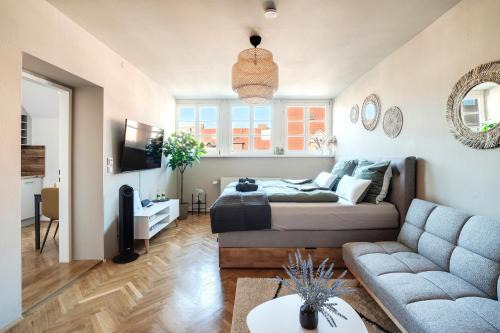 Graz City Centre Apartamento | Boho Design Studio - Historic City Center with Free Parking & AirCon by HERO HOMES