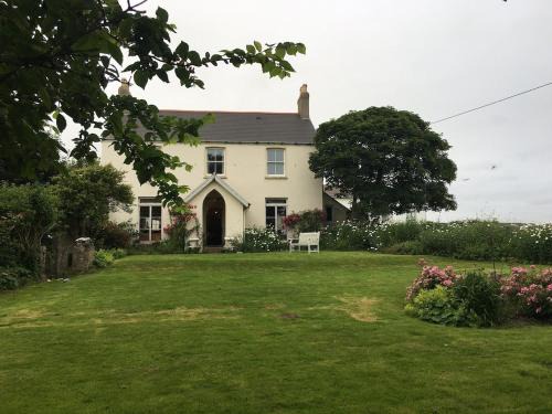 Southerndown Casa | Boho Family Escape near Dunraven Bay with Sea Views