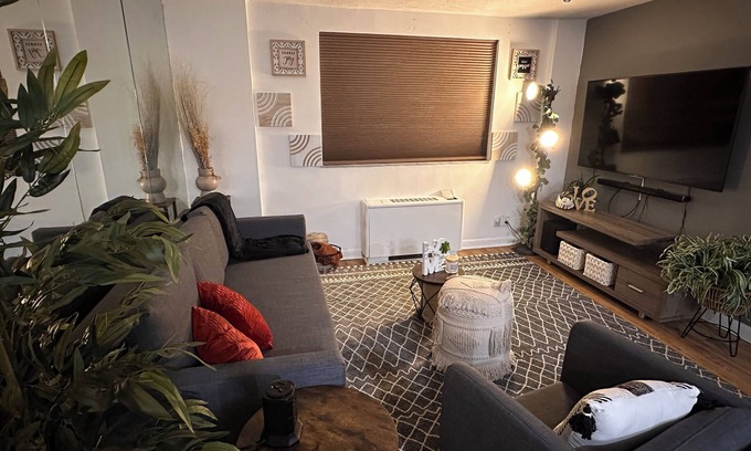Peachtree Center Condominio | BoHo High-Rise, Top Floor Downtown City Views! The Heart of the City!