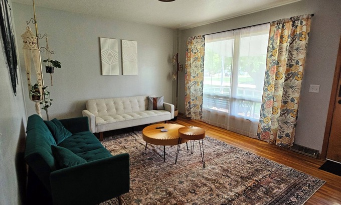 Climbing Hill Casa | Boho House- 4 bedrooms/2 bath - just outside of Sioux City, close to everything!