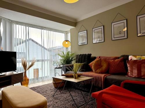 Southampton City Centre Casa | Boho Modern Entire House in Southampton - Sleeps 13 - 5 Bedrooms - 7 Beds - Overlooking the original city walls -walking Distance to the city centre & Cruise Terminals - Private garage