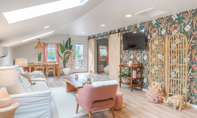 McNeil Casa | Boho Retreat w/Large Patio-15 min to Q2 Stadium & Domain