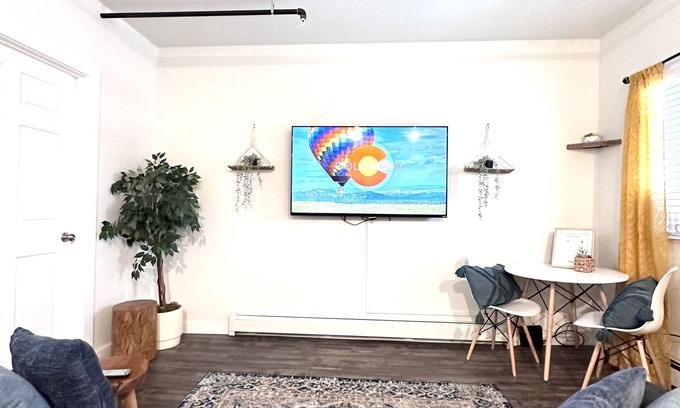 Scenic Heights Apartamento | ⛰️Boho Studio⛰️ Close to Denver, Luxury King Bed, short walk from Scenic views!