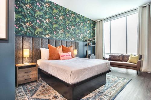 Macon Apartamento | Bold and Bright Stay with Cher & Etta James Flair