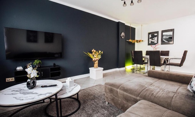 Heide Apartamento | bold & black - balcony - Netflix - Wifi - 5 Person