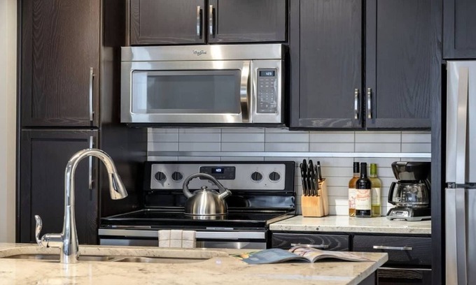 Downtown Dallas Apartamento | Bold CozySuites w/pool, gym, roof #3