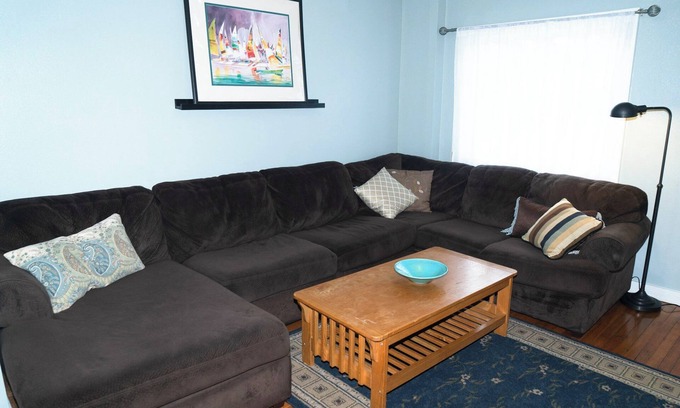 Washington Square Apartamento | Bon Aire Apartment is in downtown Mobile on the Mardi Gras Parade Route