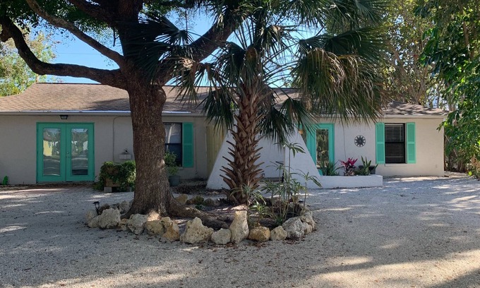Bonita Shores Apartamento | Bonita beach duplex . West of 41 Available May to December 31, 3 week minimum