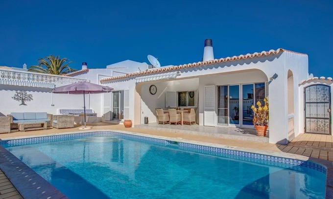 Mato Serrao Villa | 3 dormitorios con piscina climatizada en la distancia a pie de Carvoeiro