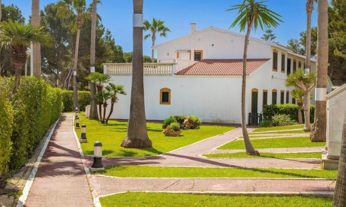 Cala'n Bosch Apartamento | Bonito apartamento con terraza, jardín y piscina