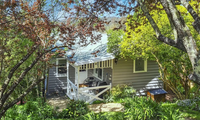 Hepburn Springs Cabaña | BONNIE BRAE COTTAGE, una acogedora cabaña de mineros en un jardín apartado