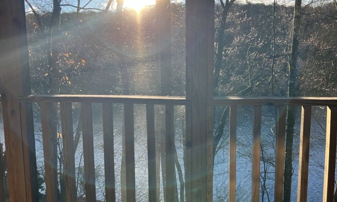 Cleveland Cabina | Boo Boo's Cabin - Charming Lake Front Cabin located 5 miles to Helen, GA!