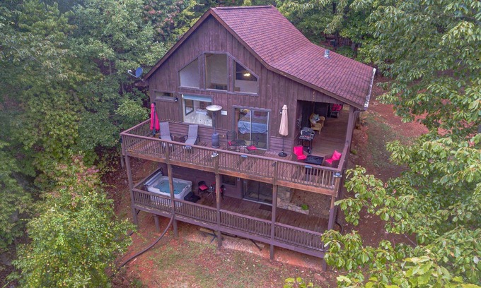 Cleveland Cabina | Book 2 Nights Get 1 FREE. 10 MINUTES FROM HELEN WATER TUBING.