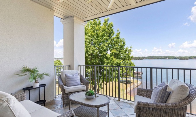 Dadeville Condominio | BOOK 4 NIGHTS GET 2 FREE! 2 BR Lake Martin Condo w/Boat Slip!