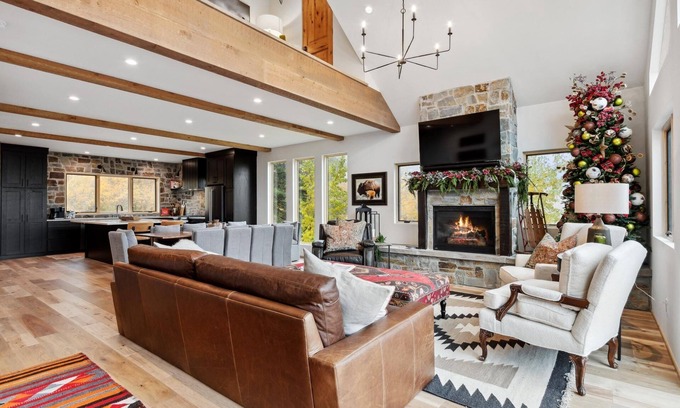Whitefish Chalet De Esquí | Book a Summer Stay! Private hot tub and next to the NEW HIGH-SPEED 6 PACK Chairlift!