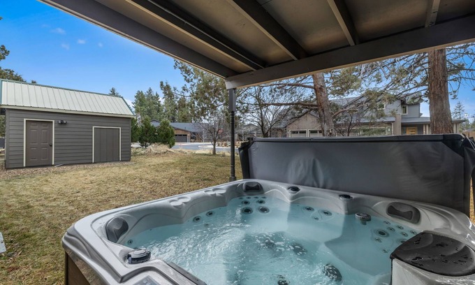 Southeast Bend Condominio | Book both units for two separate living areas together. Offering a total of 4 be