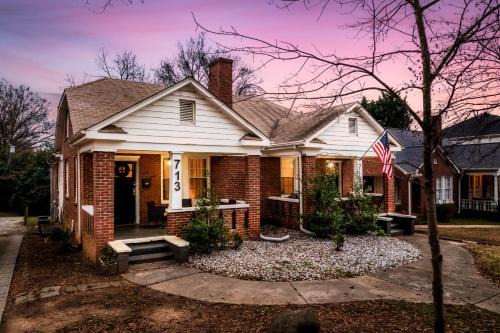 Wesley Heights Casa | Book Fam CLT Combo Duplex Near Uptown & Breweries!