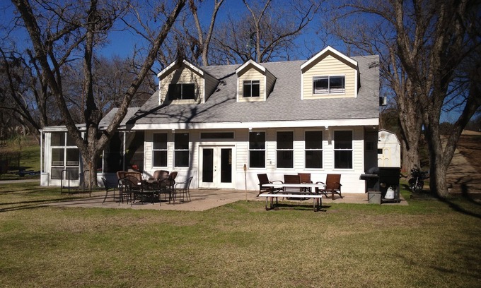 Sleepy Hollow Casa | Lago Austin, FRENTE AL AGUA, Muelle, Hogar apto para perros para familiares y amigos