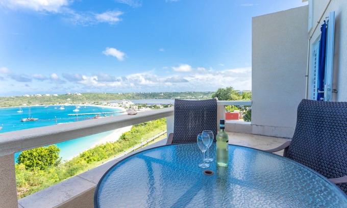South Hill Condominio | Book Now! Affordable Condo with ocean view! Restaurant and daily housekeeping