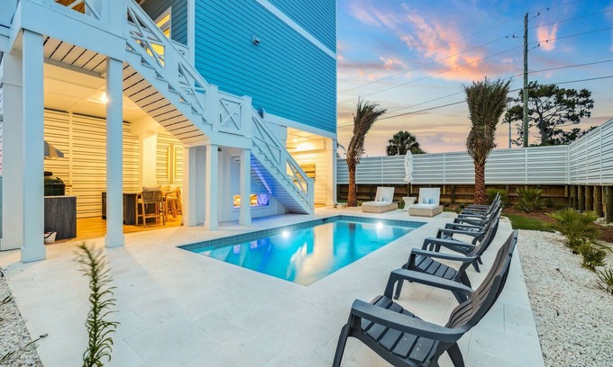 Port St. Joe Casa | Book Now for Fall Stays! Across from the Beach! Dogs Allowed! Private Pool! Pool Table! Cornhole!