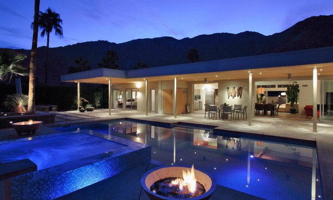Vista Las Palmas Casa | La arquitectura de mediados de siglo se combina con una decoración moderna en Vista Las Palmas con piscina, jacuzzi y cine en casa