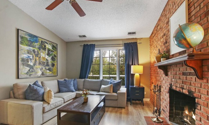 Des Plaines Casa | Book Now! Peaceful 2bed/2bath home