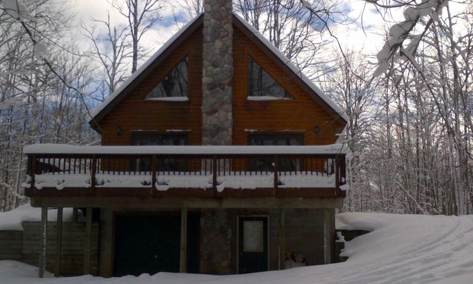 Elmira Chalet De Esquí | Hermoso chalet de cedro en el bosque cerca de Gaylord