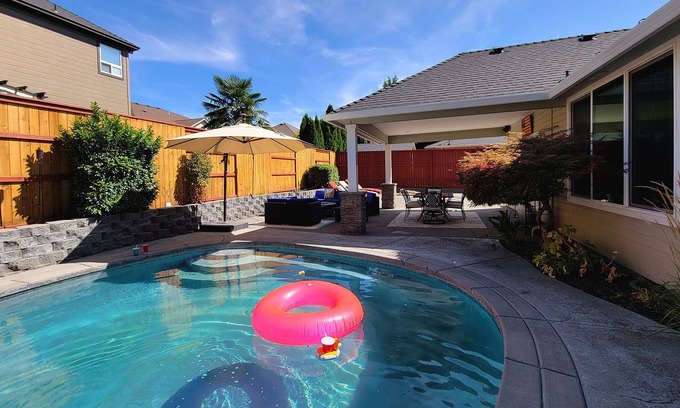 Medford Casa | BookStayHop - Red Hawk Hideaway ~ Saltwater Pool~ Sleeps 6~ Home Gym~ 6 Minutes