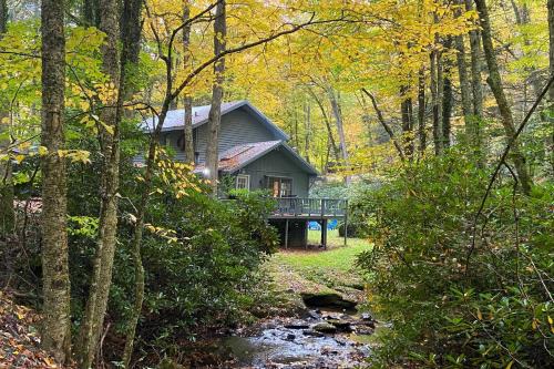Boone Casa | Boone Cottage with Fire Pit and On-Site Creek!
