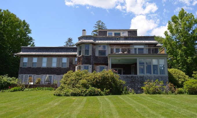 Manchester-by-the-Sea Casa | Booth Cottage: Caminar por un camino privado a la legendaria Singing Beach.