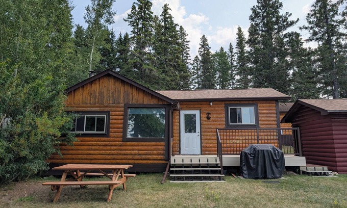 The Pas Cabina | Boreal Owl: A cozy 1-bedroom lakefront cabin at Clearwater Lake