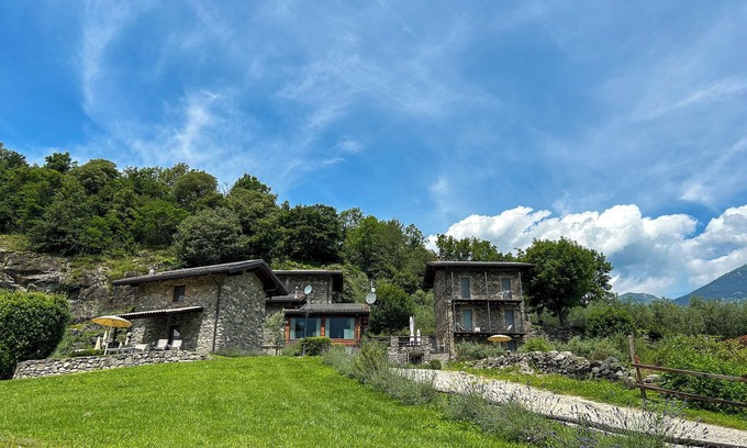 Colico Apartamento | Borgo Erbiola Rosa Rustico Holiday Apartment with Pool