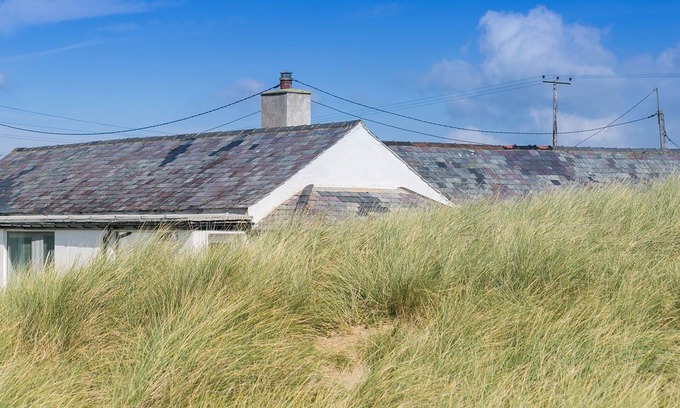Ty Croes Cabaña | Borth Bach - an on the beach that sleeps 4 guests in 2 bedrooms