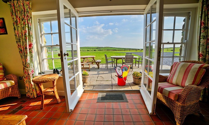 Llanfaethlu Apartamento | Borthwen Farmhouse - a dog that sleeps 10 guests in 5 bedrooms