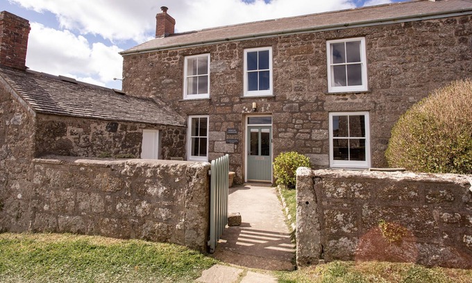 Saint Martin Cabaña | BOSISTOW FARMHOUSE, pet friendly, with open fire in Porthgwarra