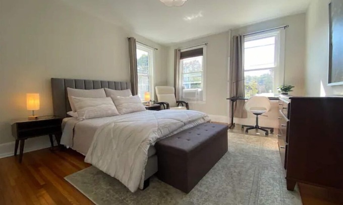 Ward Two Condominio | Boston 2bd King Bed near Harvard, MIT, subway near Boston. On-site free Parking