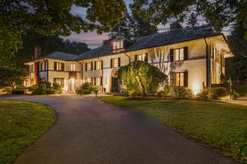 Needham Casa | Boston Mansion Heated Pool Fire Pit Tennis