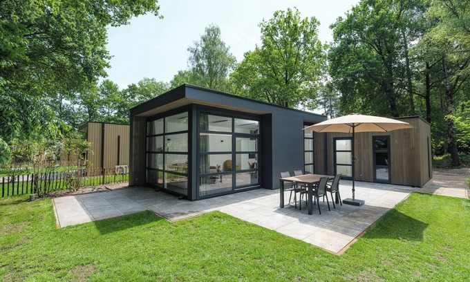 Lieren Casa | Bosvilla Comfort: Stylish 6-person home with three bedrooms, a modern kitchen, air conditioning, and a cozy outdoor space with a luxury pergola. Enjoy comfort and nature in the Veluwe.