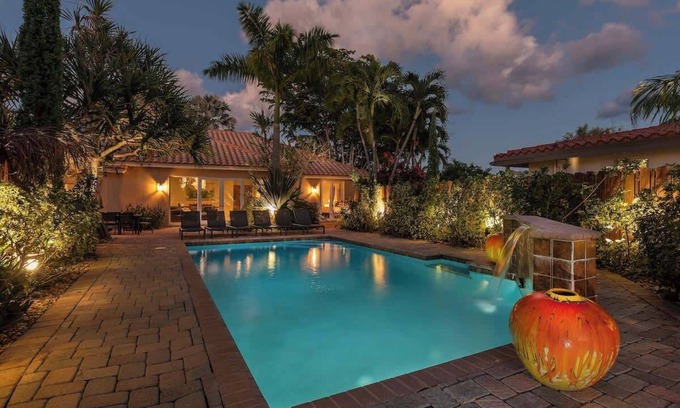 Garden Isles Villa | Oasis privado, piscina con cascada en el agua. Pescado del muelle.