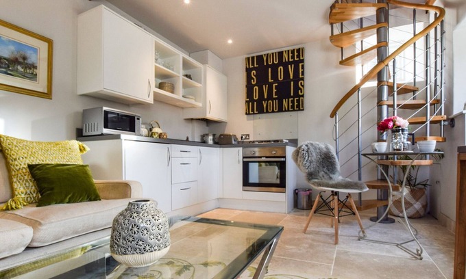 Bibury Cabaña | Bothy at Arlington - sleeps 2 guests in 1 bedroom