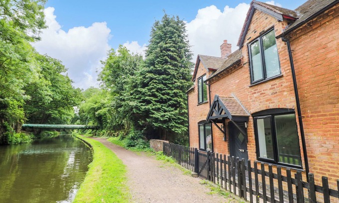 Wolverhampton Cabaña | BOTTERHAM HOUSE, pet friendly, with hot tub in Wombourne