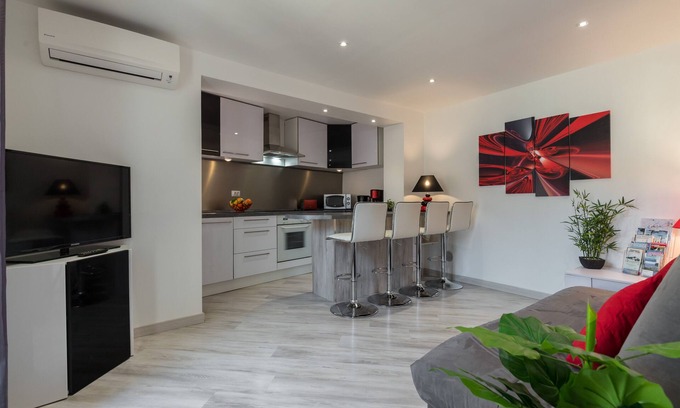 Roquebrune-Cap-Martin Apartamento | Parte inferior de la casa de 2 habitaciones con terraza, Jaccuzi, reformada, a 200 m de la playa.
