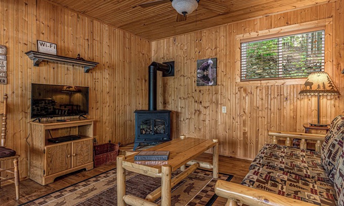 Minocqua Cabina | Bouchard Shores Resort on Lake Tomahawk - Pinewood Cabin