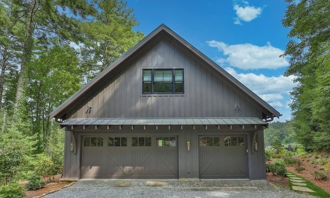 Cashiers Cabaña | "Bougie Barn" on 21 Acres Near GlenCove & Mountaintop Golf & Lake Club- Sleeps 8