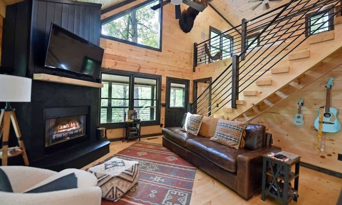 Cherry Log Cabina | Boujee Moose -new, hot tub, dog friendly, fire pit