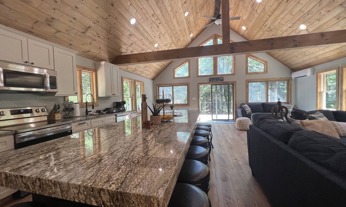 Lake Harmony Estates Casa | Boulder Field Manor ~ Sleeps 26 -Beach Access ~ Hot Tub!