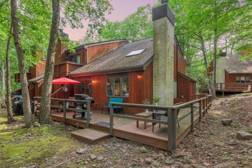 Lake Harmony Casa | Boulder Pointe by AvantStay Deck Forest Views Boulder Lake Club Passes