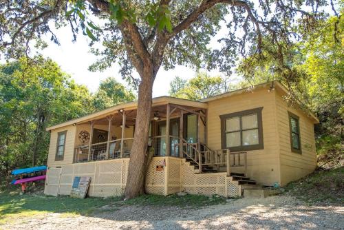 Bandera Otro | Boulderdash Cabin
